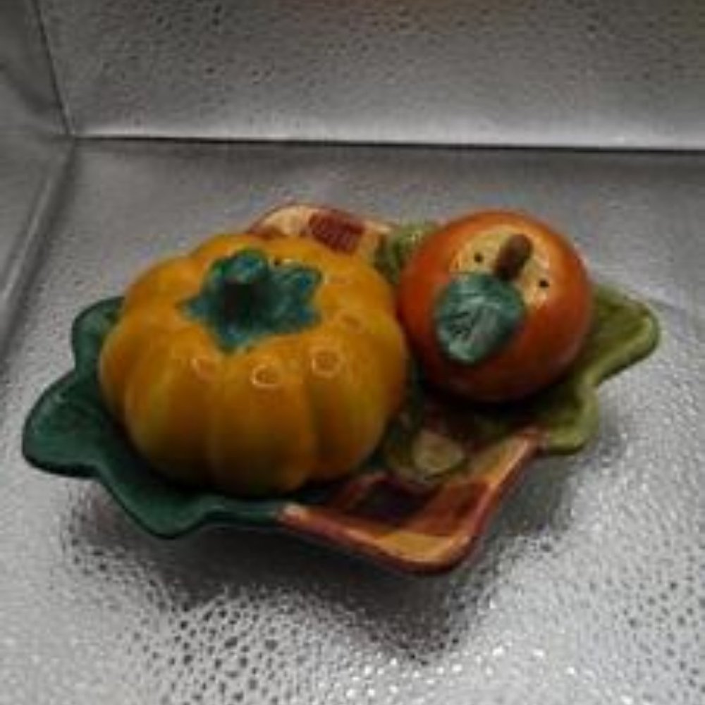 VINTAGE PUMPKIN AND APPLE SALT AND PEPPER SHAKER WITH TRAY/FALL SESSION